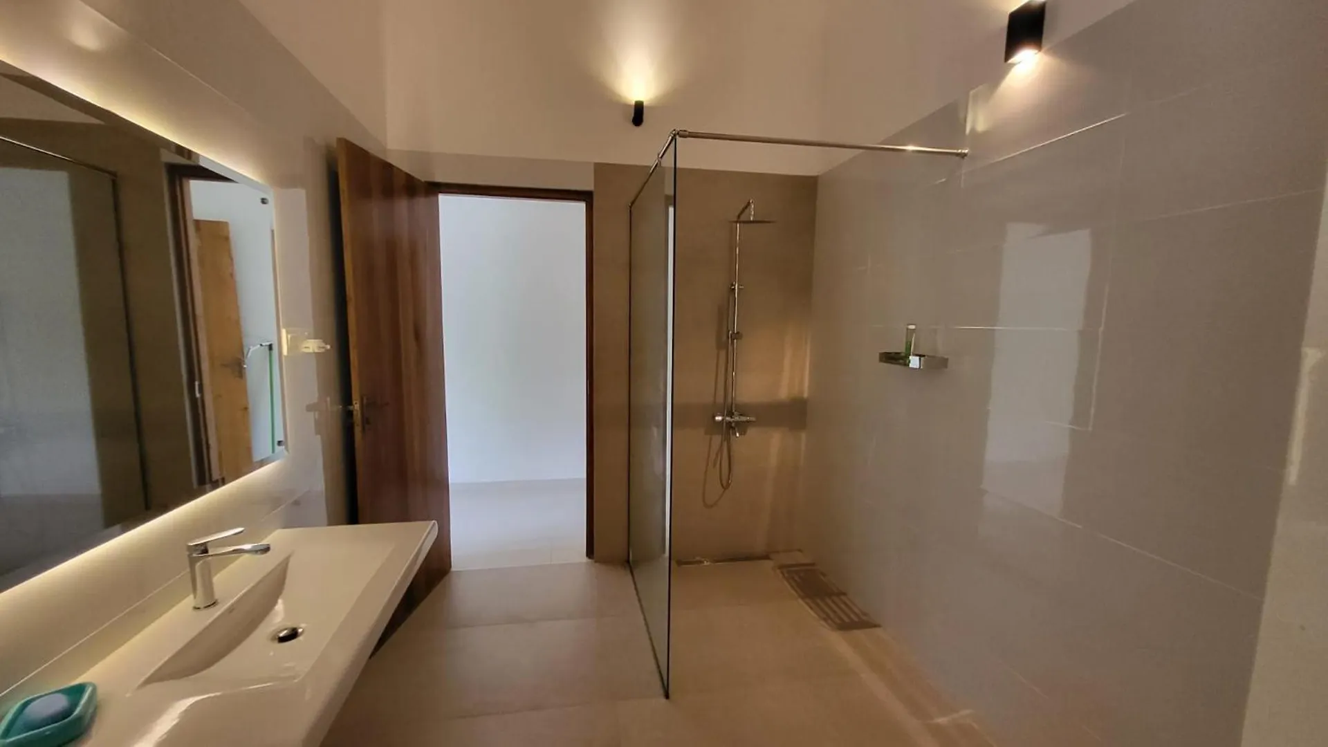 Parrot Paradise Negombo Homestay